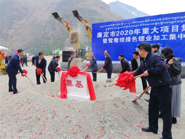 甘孜州、康定市向导以及吕向阳董事长等为鸳鸯坝绿色锂业加工集中区项目涤讪.jpg